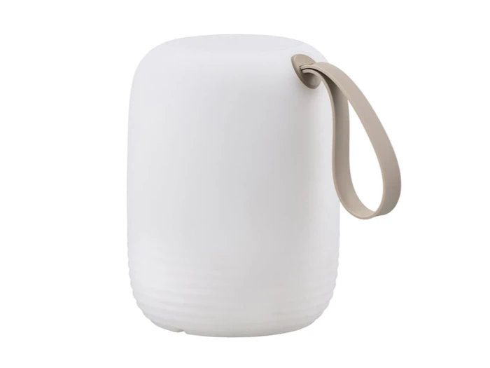 En hvid, cylindrisk bærbar lampe med et beige håndtag på den ene side, placeret på en almindelig hvid baggrund.