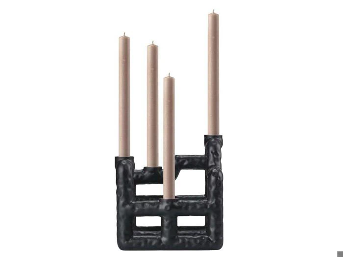 En moderne sort geometrisk lysestage med fire beige koniske lys i forskellige højder.