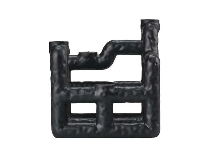 En sort, abstrakt, hul skulptur med rektangulære og cylindriske former, der ligner sammenkoblede rør, på en hvid baggrund.