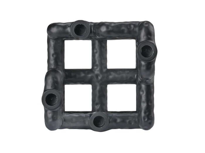 Et sort, firkantet objekt med fire åbne gitterfelter og fem cylindriske rør, et i hvert hjørne og et i midten af siderne.