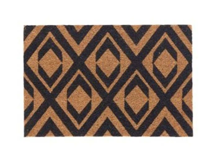 En rektangulær dørmåtte med et geometrisk diamantmønster i sort på en naturbrun baggrund.