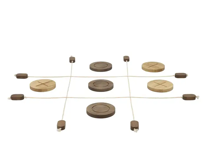 Et tic-tac-toe-spil i træ med lyse og mørke runde brikker og et gitter lavet af snor. Tre mørke brikker danner en række i midten.