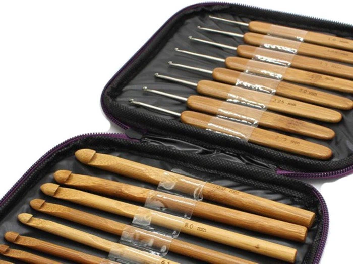 Stort sæt - 1 Stor hæklebog - 20 hæklepinde i Bambus - 20 nøgler 8/4 bomuldsgarn