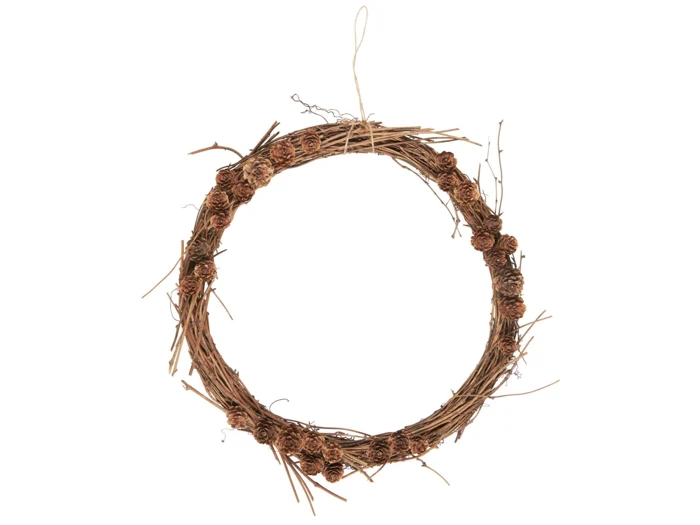 En enkel krans af sammenflettede brune kviste og små pinjekerner, der hænger i en snor mod en hvid baggrund.