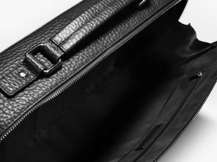 Flores computertaske m. lomme til laptop, op til 16" i sort læder fra Treats