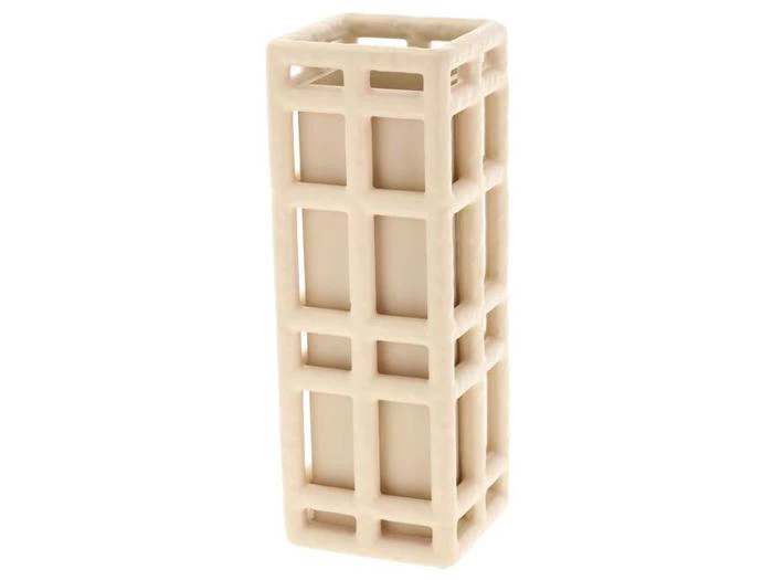 Et beige, rektangulært, hult plastikobjekt med en gitterlignende struktur og åbne ender, der ligner en beskyttende holder eller et bur.