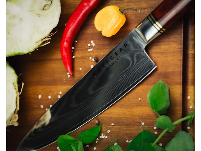 Kokkekniv, 21 cm knivblad, udført i 67 lags Japansk Damaskus stål.