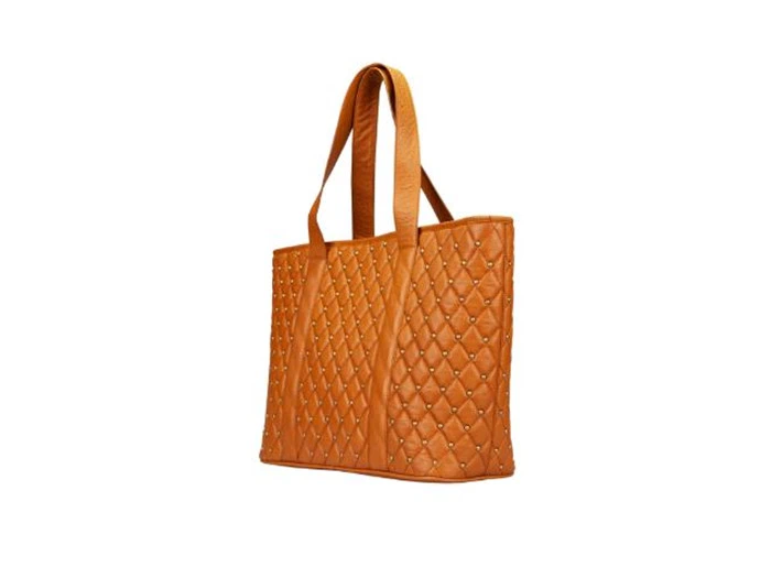 En brun quiltet taske med to lange hanke og diamantbesat mønster, vist på en hvid baggrund.