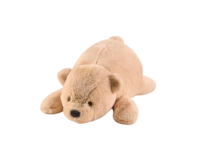 En lysebrun plysbamse, der ligger fladt på maven med benene strakt ud, på en hvid baggrund.