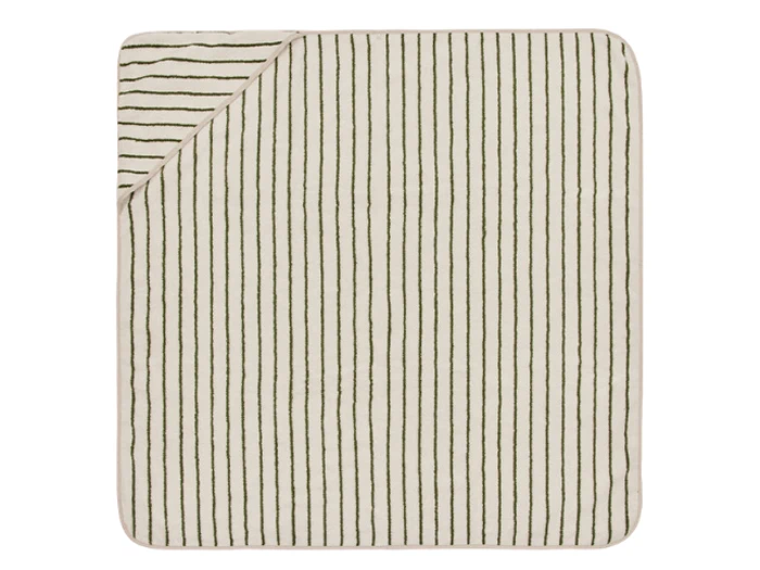 Et kvadratisk hvidt stof med tynde, ujævne sorte lodrette striber og et hjørne, der er foldet om for at vise mønsteret på bagsiden.