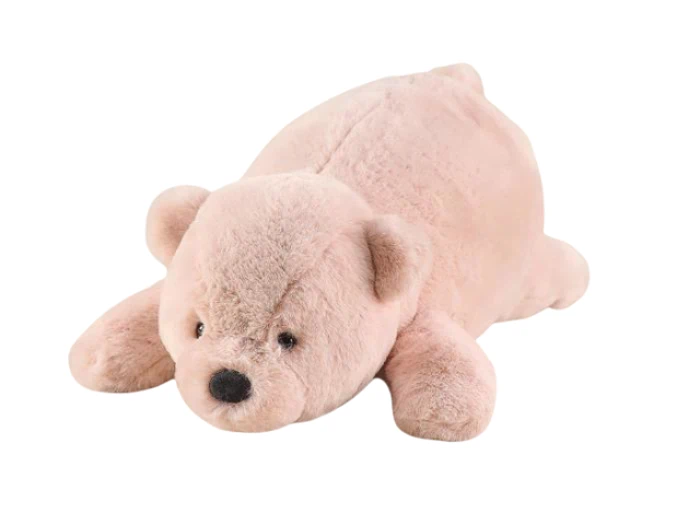 En lysebrun plysbamse, der ligger fladt på maven med hovedet vendt fremad, på en hvid baggrund.