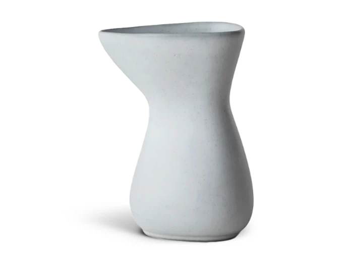 En moderne, asymmetrisk hvid keramikvase med en smal talje og en bred, skrå åbning på en almindelig hvid baggrund.