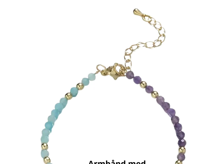 Et perlearmbånd med guldlåse og kæde, med lyseblå perler på den ene halvdel og lilla perler på den anden halvdel.