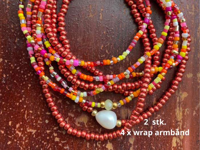 Farverige wrap-armbånd med perler, herunder røde, flerfarvede og perleaccenter, vises på en træoverflade med en tekst, der siger 2 stk. 4 x wrap-armbånd.