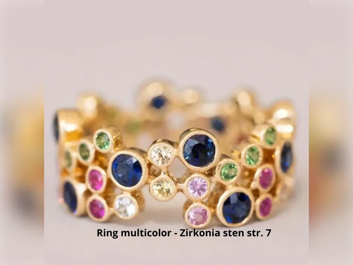 En guldring med flerfarvede zirkonia-sten i blå, grøn, rosa og klar, arrangeret i et klyngedesign. Tekst: Ring multicolor - Zirkonia sten str. 7.