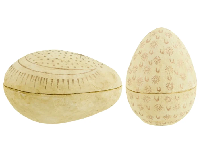 To beige, udskårne træskrin formet som et æg og en oval, begge dekoreret med enkle ætsede mønstre og designs.