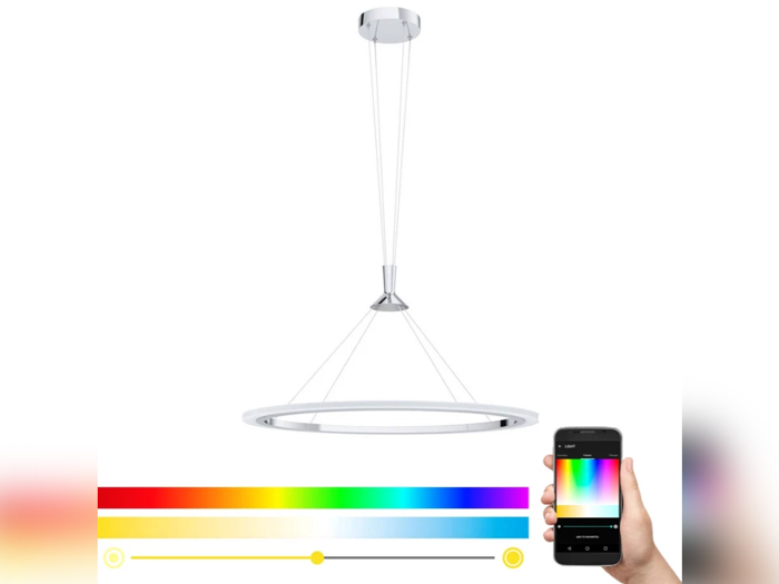 Moderne cirkulær pendel med justerbare kabler, styret af en smartphone-app, der viser et farvehjul. Nedenfor vises en bjælke til valg af farve og lysstyrke.