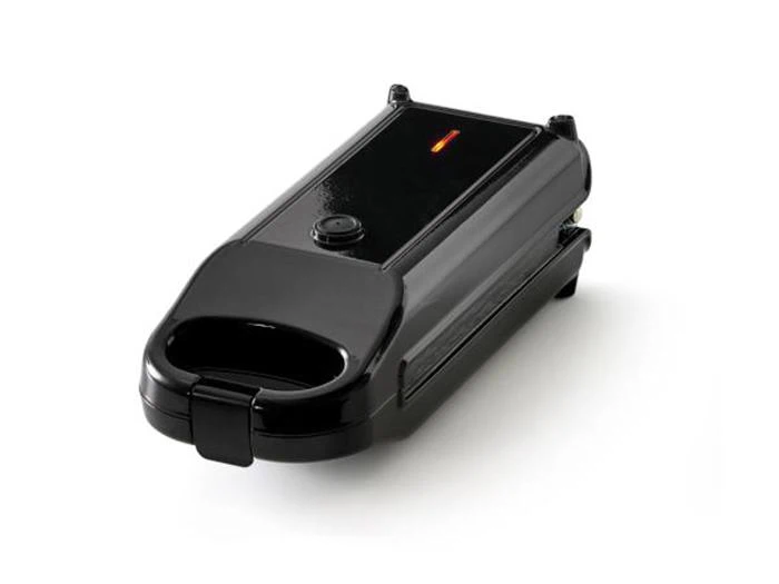 En sort elektrisk sandwichmaskine med håndtag, lås og indikatorlys er vist lukket på en hvid baggrund.