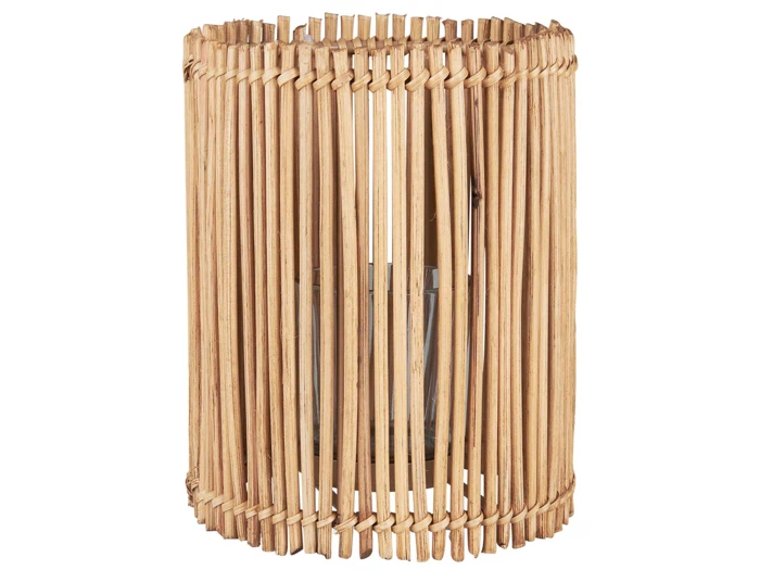 En cylindrisk lampeskærm lavet af lodrette træpinde med mellemrum mellem dem, hvilket giver et rustikt og naturligt look.