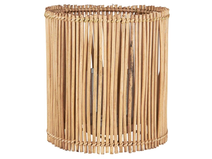 En cylindrisk lampeskærm lavet af lodrette, jævnt fordelte bambuspinde, der skaber et naturligt, rustikt udseende med et åbent, luftigt design.