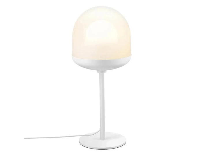 En moderne bordlampe med en rund, hvid kuppelformet skærm og en slank, hvid fod på en cirkulær base.