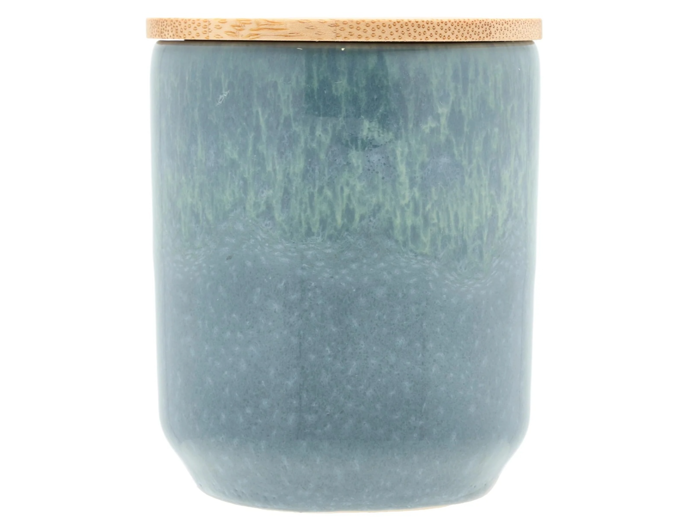 En høj, cylindrisk keramikkrukke med blågrøn glasur og et fladt, rundt bambuslåg.