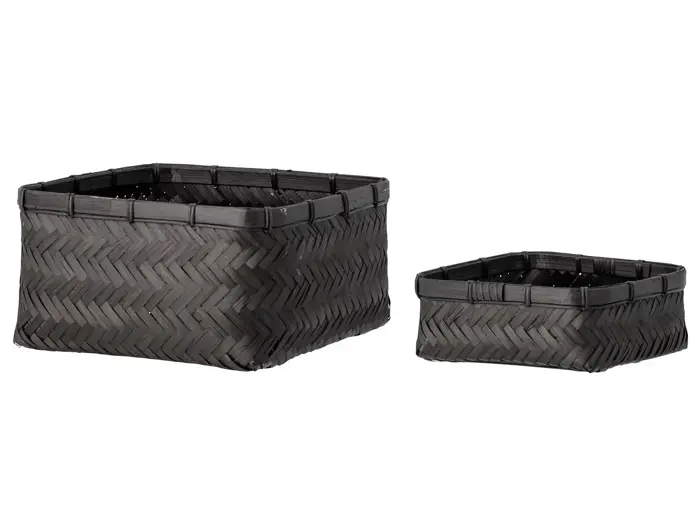 To sorte, firkantede flettede opbevaringskurve i forskellige størrelser placeret side om side på en hvid baggrund.