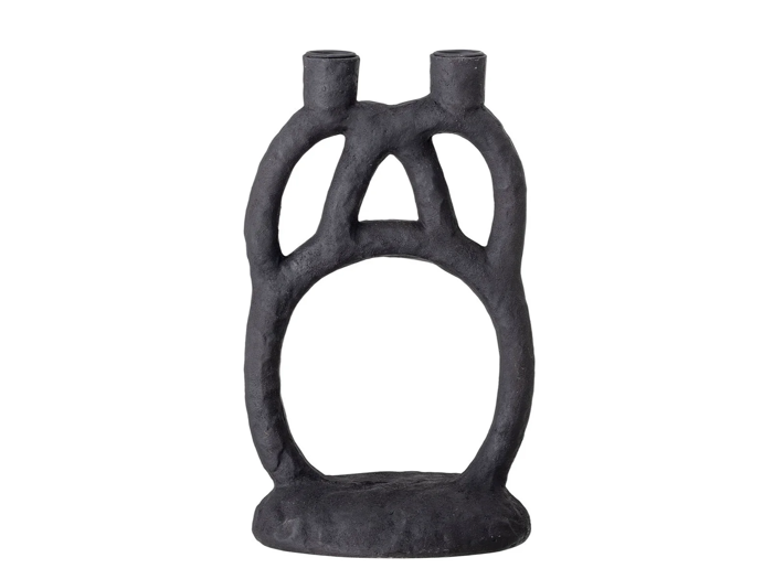 En sort, abstrakt, skulpturel lysestage med to åbninger i toppen og et åbent, cirkulært design i midten.