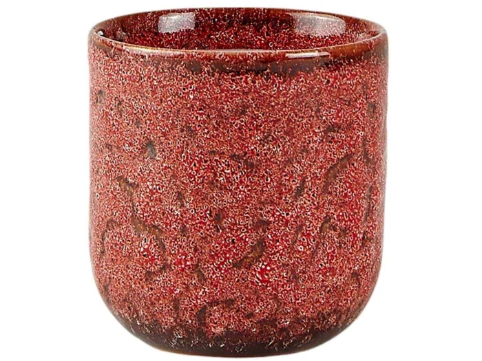 En lille, rund keramikkop med en struktureret, spættet rød glasur og en glat, let buet kant.