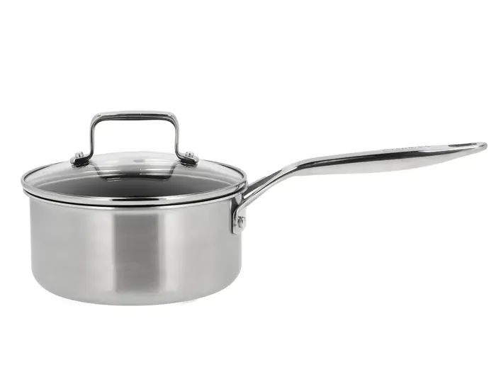 En gryde i rustfrit stål med et langt håndtag og et glaslåg, vist på en hvid baggrund.