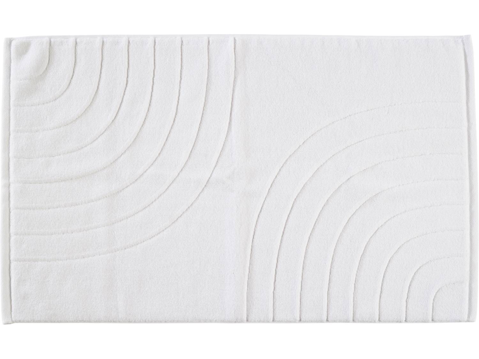 Hvid rektangulær bademåtte med hævede, buede, buelignende mønstre på den ene halvdel, hvilket skaber et enkelt, moderne geometrisk design.