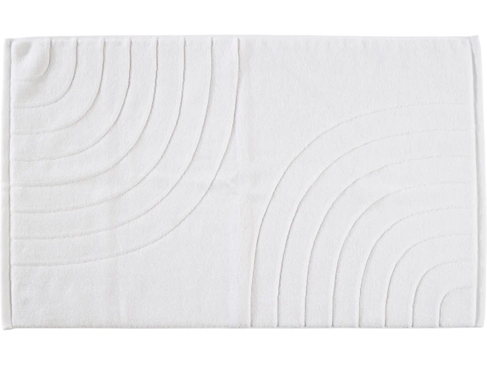Hvid rektangulær bademåtte med hævede, buede, buelignende mønstre på den ene halvdel, hvilket skaber et enkelt, moderne geometrisk design.