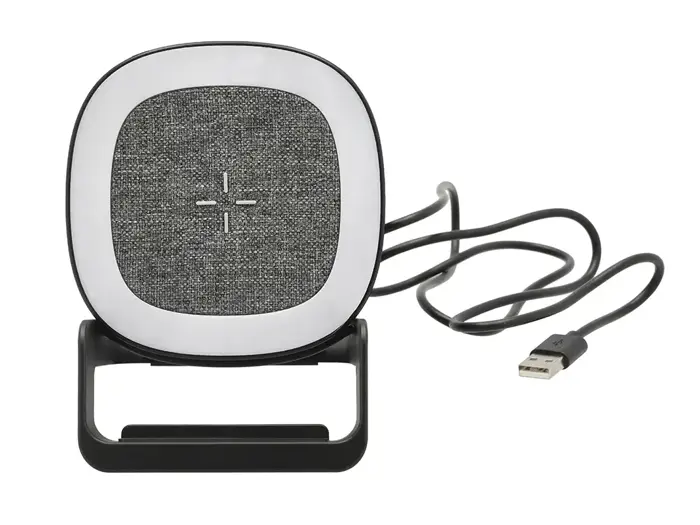 En lille, firkantet skrivebordsenhed med en stoffront, en cirkulær LED-lyskant, et tilsluttet USB-kabel og et sort stativ.