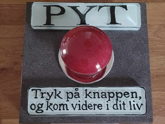 PYT-knap af Britta Madsen & Søren Gøttrup - unikaglas