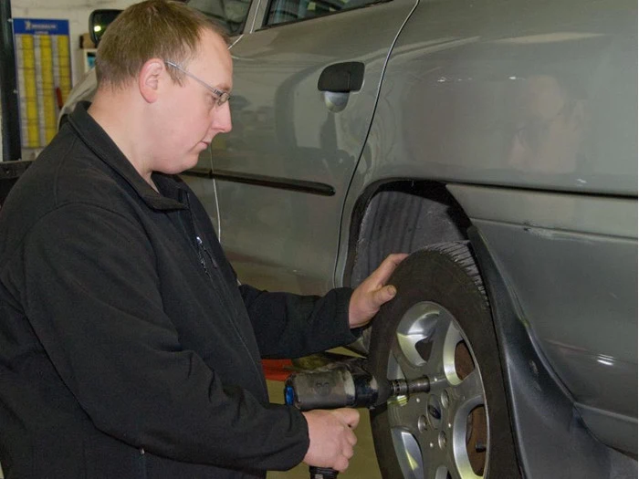 Undervogns behandling til kategori-3-bil ved Struer Undervognscenter