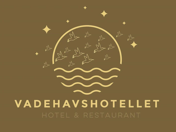 Logo med stiliserede fugle, der flyver over bølger under en sol eller måne, omgivet af stjerner. Teksten nedenunder lyder: VADEHAVSHOTELLET HOTEL & RESTAURANT.