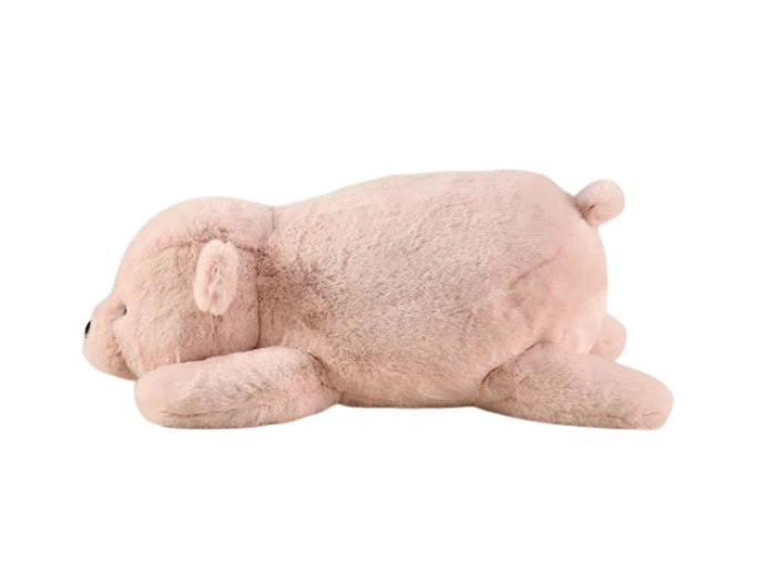 En blød, lysebrun plysbjørn ligger på maven med udstrakte ben og arme, vist mod en hvid baggrund.