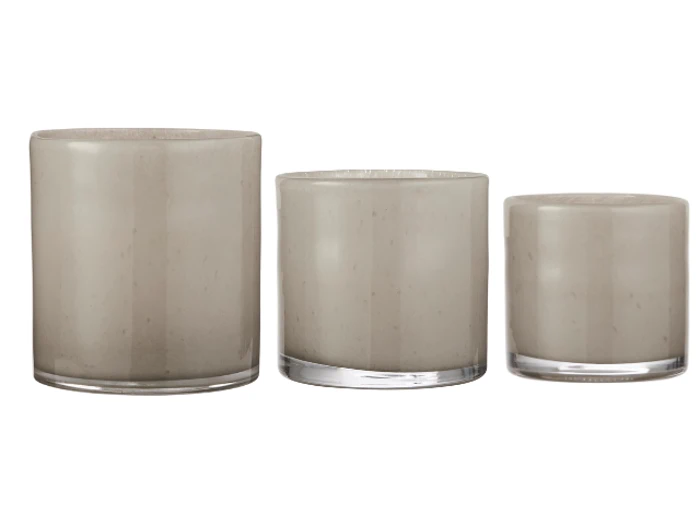 Tre cylindriske glasbeholdere i forskellige højder, alle i en lysebrun eller taupe farve, er arrangeret side om side på en hvid baggrund.