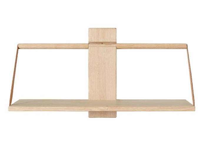 En minimalistisk væghylde i træ med en flad bund, en lige bagvæg og skrå sidestøtter, alt sammen i lyst træ.