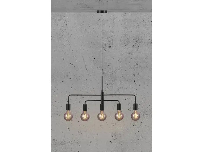En sort lysekrone med fem pærer og synlige glødetråde hænger fra et betonloft mod en grå, struktureret baggrund.