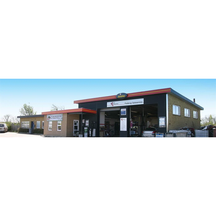 Et moderne autoværksted med store garageporte, et muret ydre og rødgule kanter under en klar blå himmel. Flere biler er parkeret udenfor.
