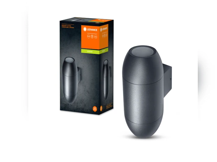 En moderne sort udendørs væglampe vises ved siden af emballagen, som er forsynet med mærket LEDVANCE og en orange og grøn etiket.