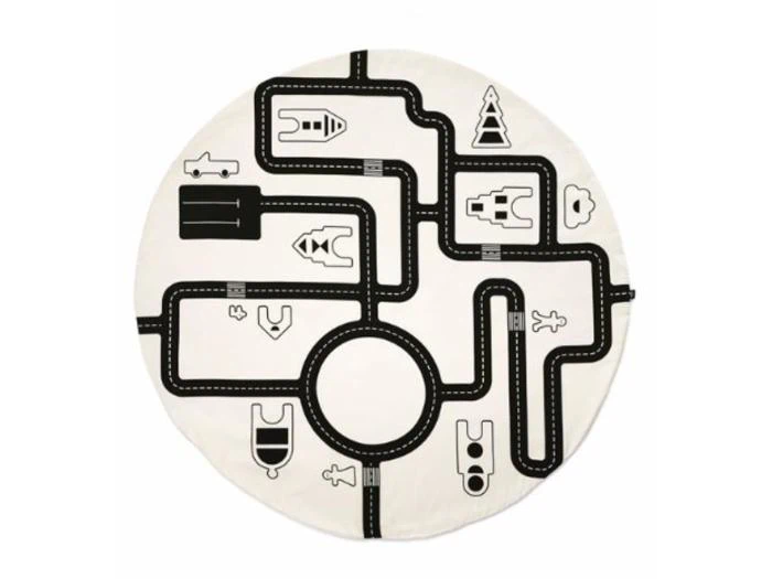 En rund legemåtte med et sort-hvidt vejmønster med enkle illustrationer af bygninger, træer, biler og en rundkørsel.