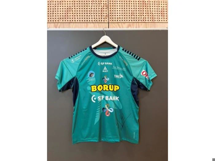 En blågrøn fodboldtrøje med sponsorlogoer, herunder BORUP og SIF BANK, hængende på en hvid bøjle.