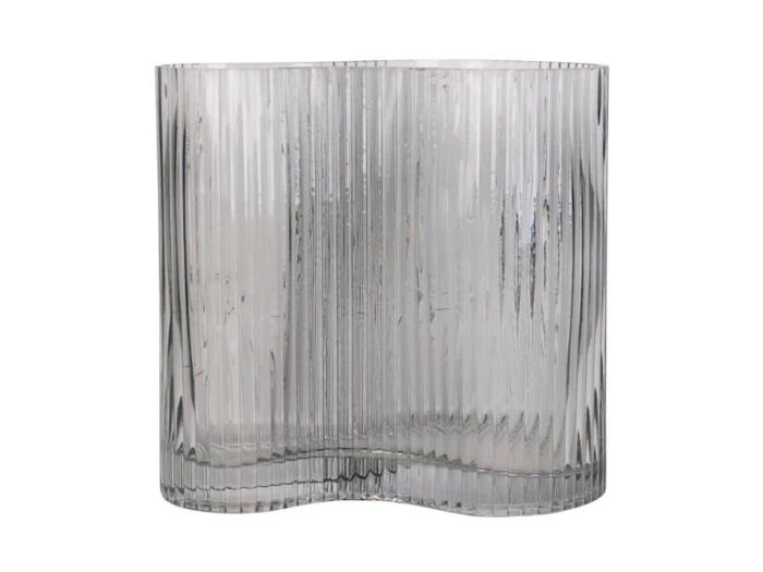 Klar, riflet glasvase med en bølget, organisk form og lodrette riller, sat mod en almindelig hvid baggrund.