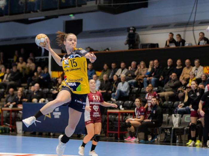 #15 Emma Friis Matchworn Champions League-trøje sæson 23/24 - HJEMMEBANE