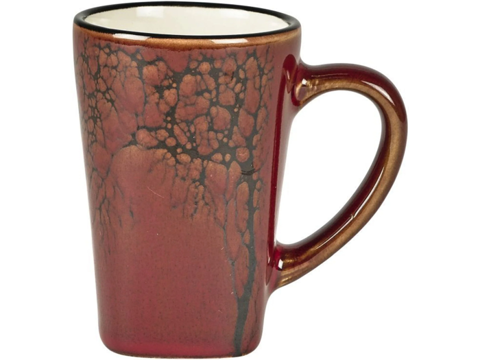 Et rødt keramikkrus med en blank overflade, et sort krakeleringsmønster nær kanten og en stor, buet hank.