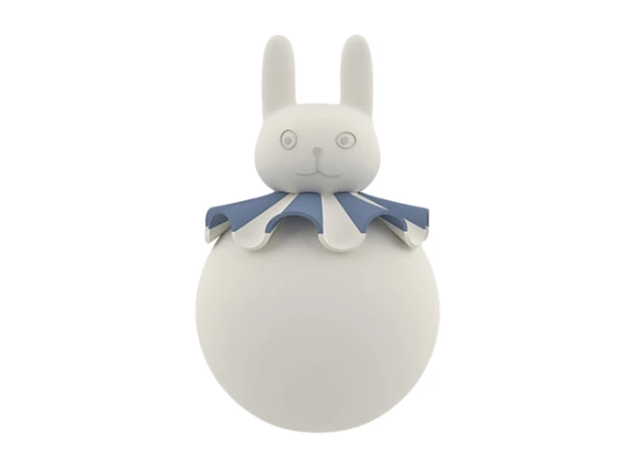 Et rundt, hvidt stykke legetøj, der ligner en kanin med opretstående ører, et enkelt ansigt og en blå og hvid flæsekrave på en almindelig hvid baggrund.