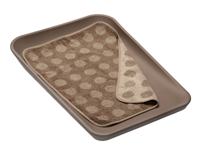 En beige bakke med et brunt håndklæde med lyse prikker, hvor det ene hjørne af håndklædet er vendt for at vise det omvendte mønster.