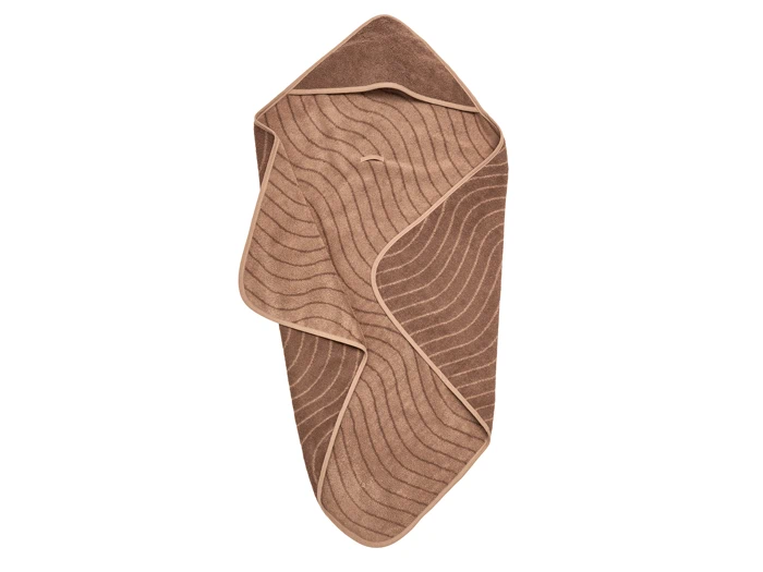 Et brunt hættehåndklæde med bølgede syninger og beige kanter, lagt fladt mod en hvid baggrund.